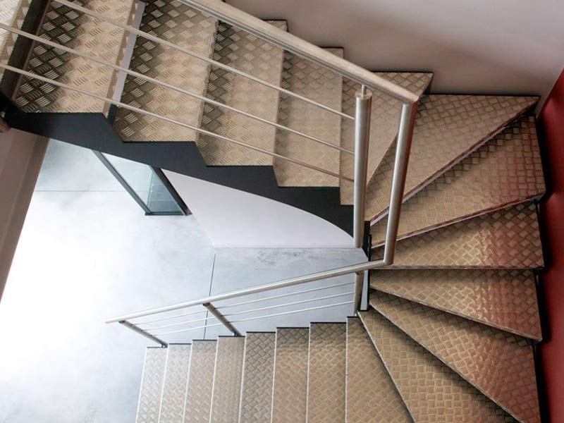 Лестница со ступеньками из листового алюминия